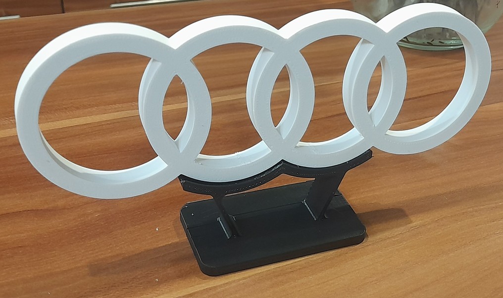 Egyedi tervezésű dísz