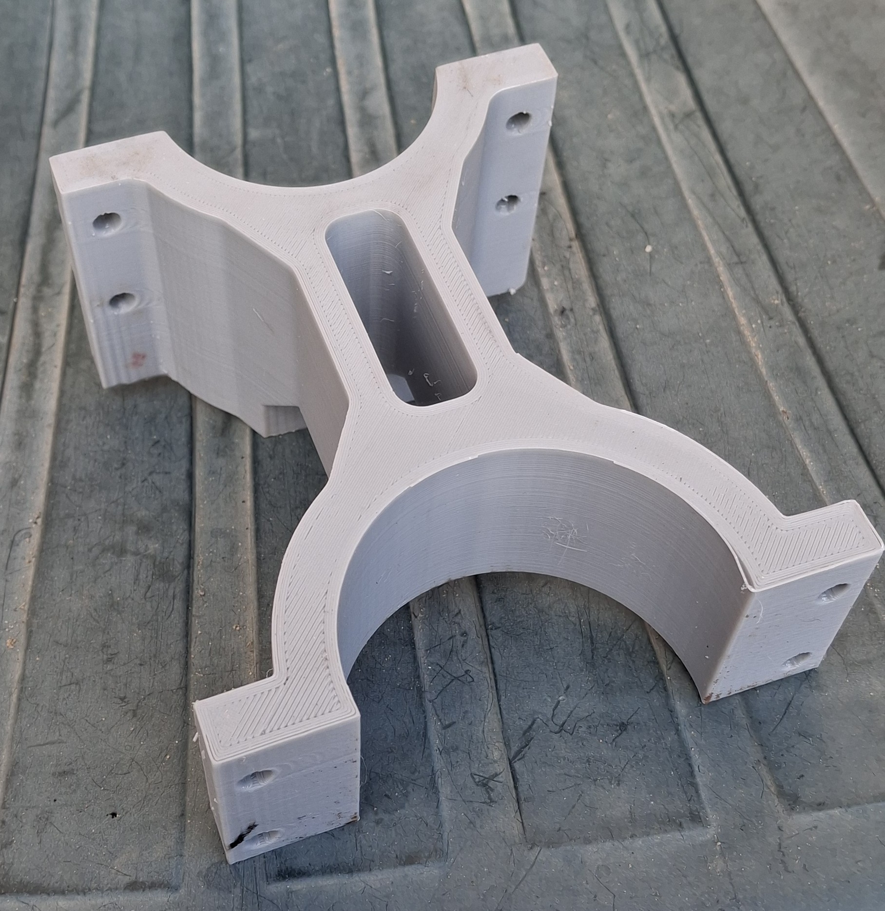 Egyedi tervezésű tartó