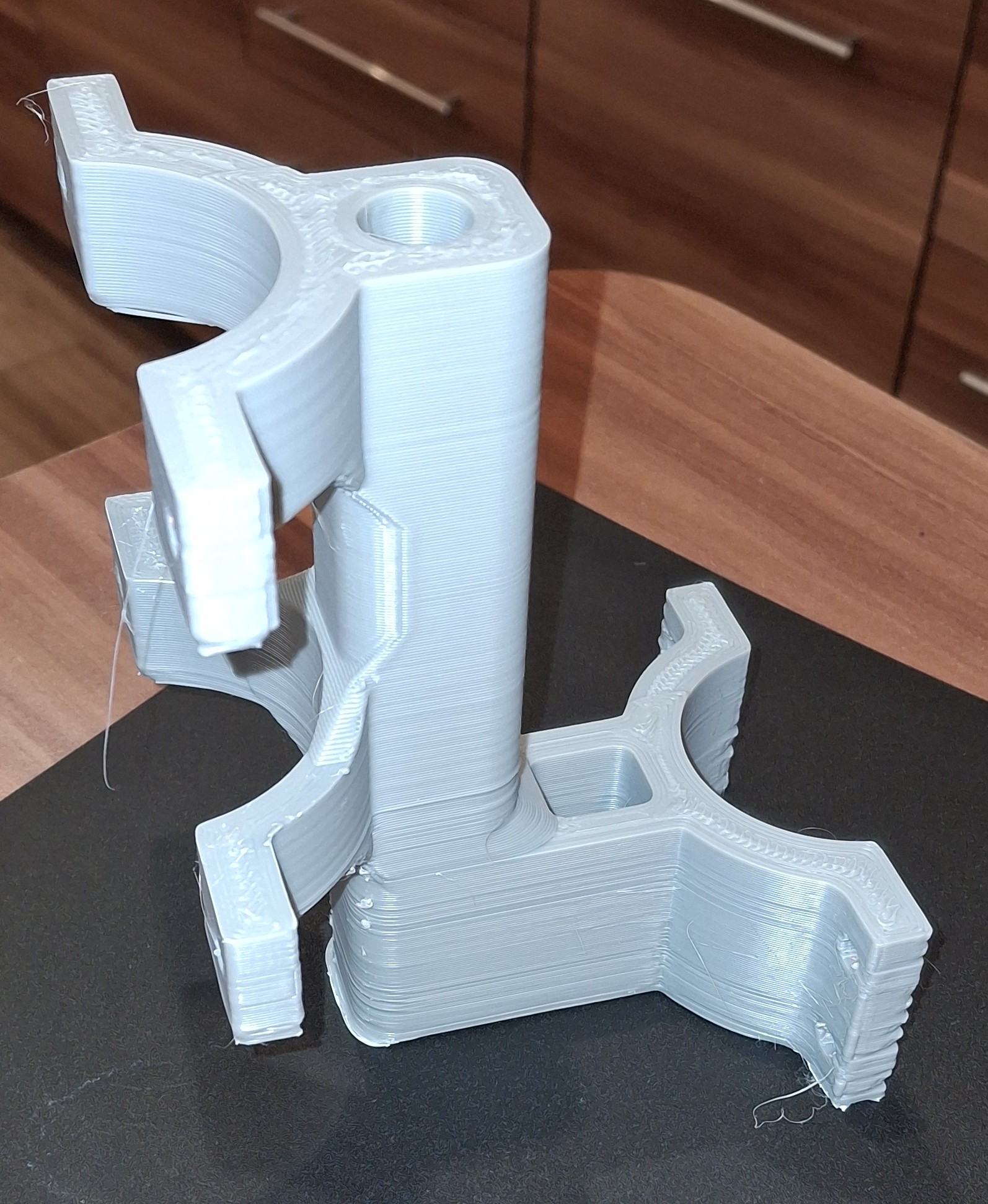 Egyedi tervezésű tartó